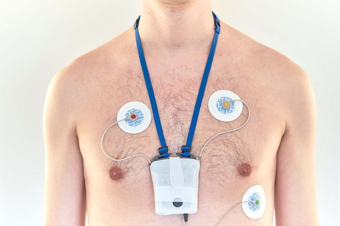 Mann mit Langzeit EKG